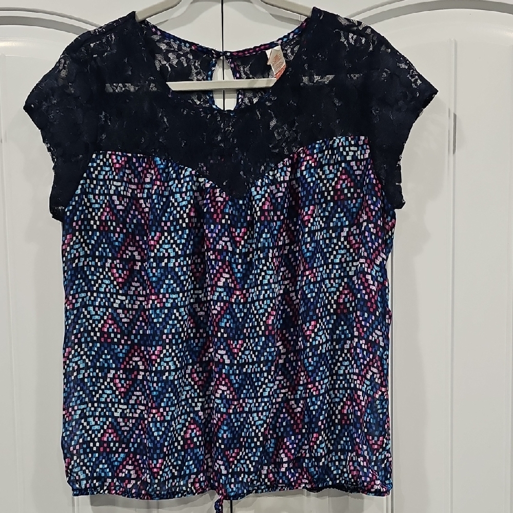 💥 Geometric Lace Blouse - Navy and Pink